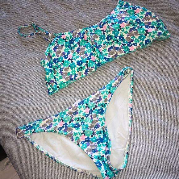 Bikini - Picture 1 of 4